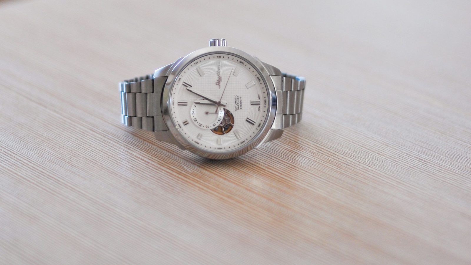 Açık renk kadranlı Grand Seiko saatinin editoryal görünümü