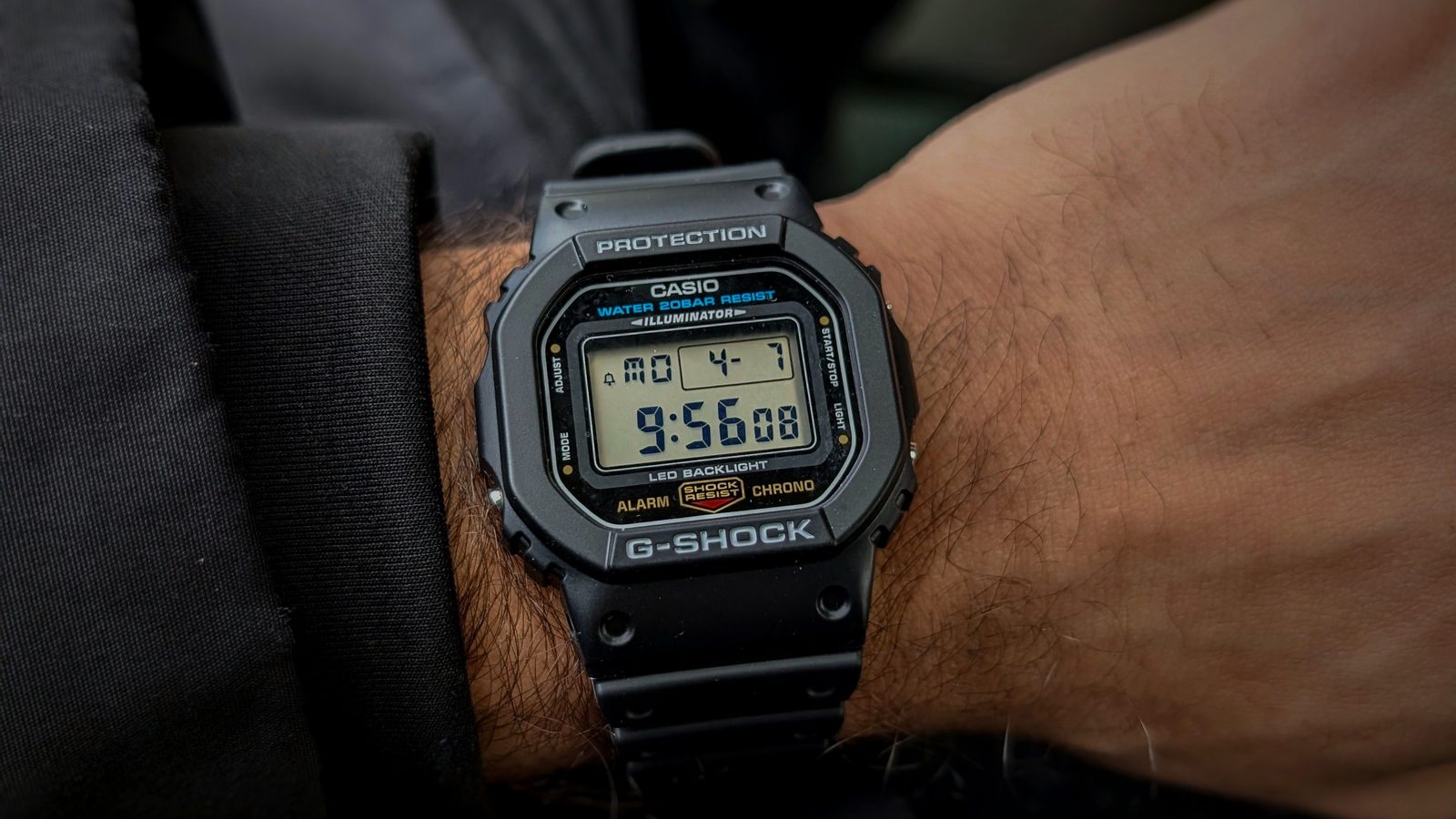 Casio G-Shock DW-5600 dijital saatinin bilekte görünümü