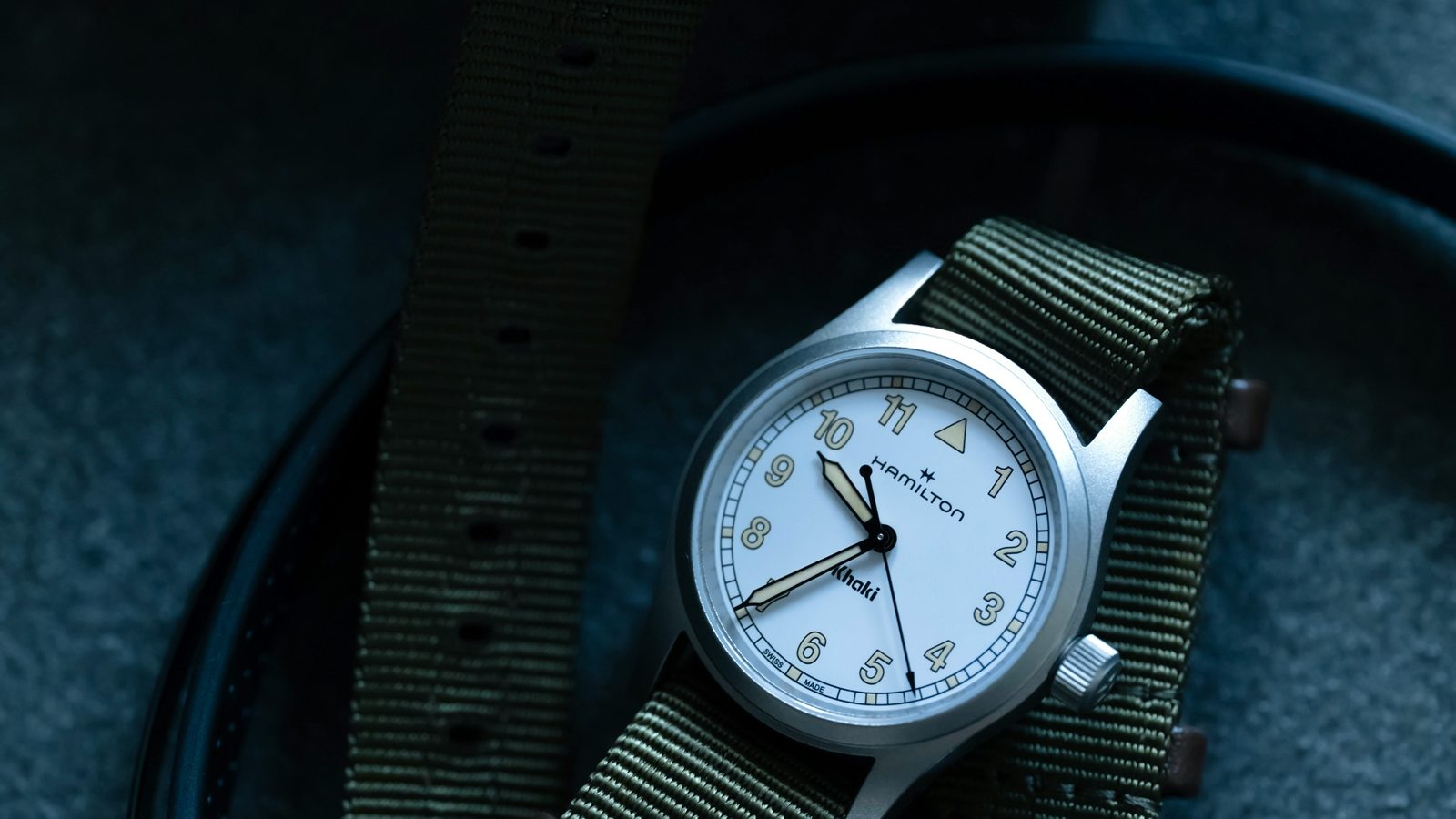 Hamilton Khaki Field Automatic saha saatinin kumaş üzerinde görünümü
