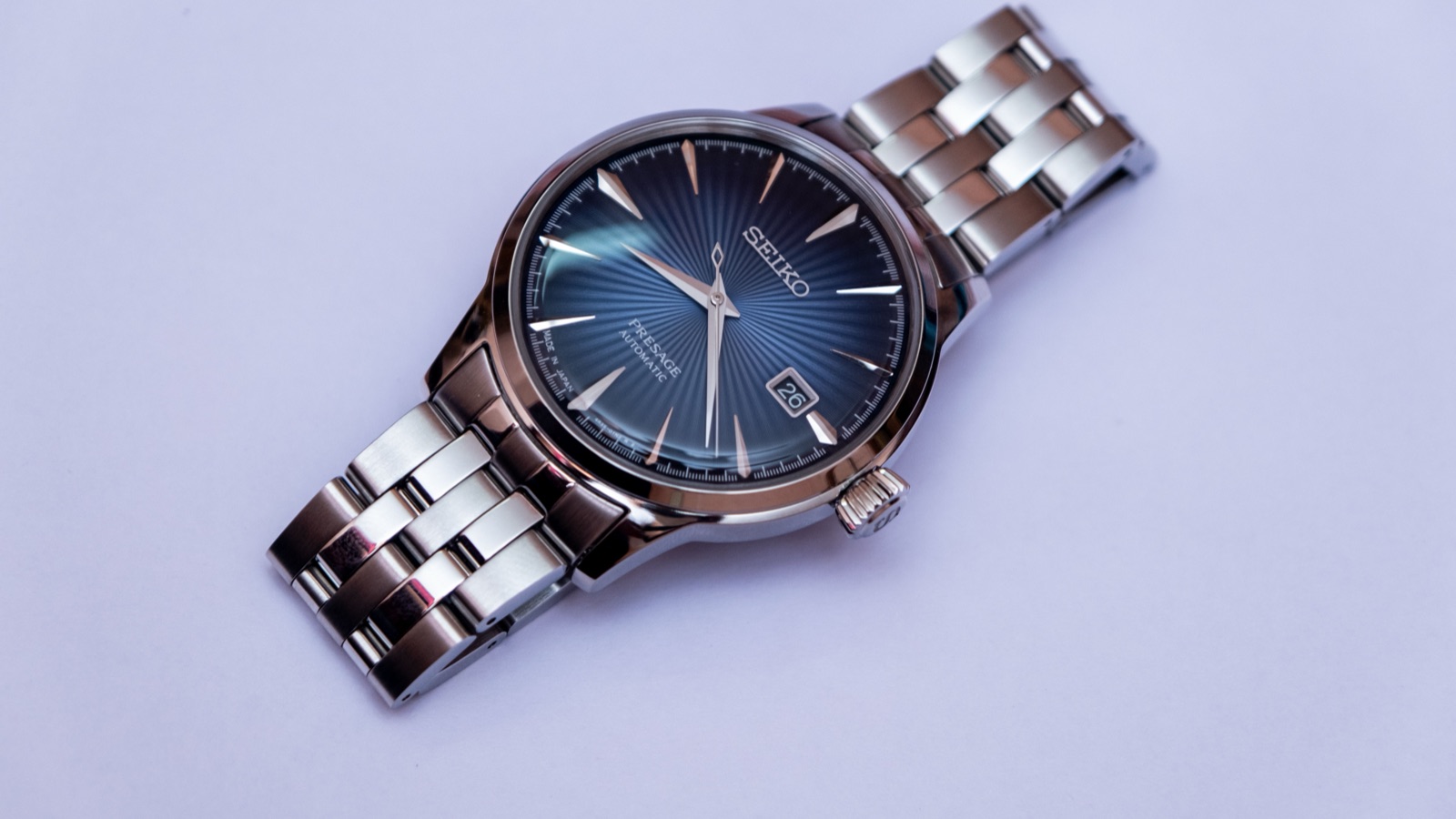 Mavi kadranlı Seiko Presage Cocktail Time saatinin bilezik ve kadran makro görünümü